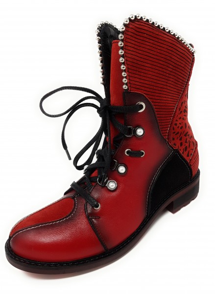 Combat Boot mit auffallenden Details in rot